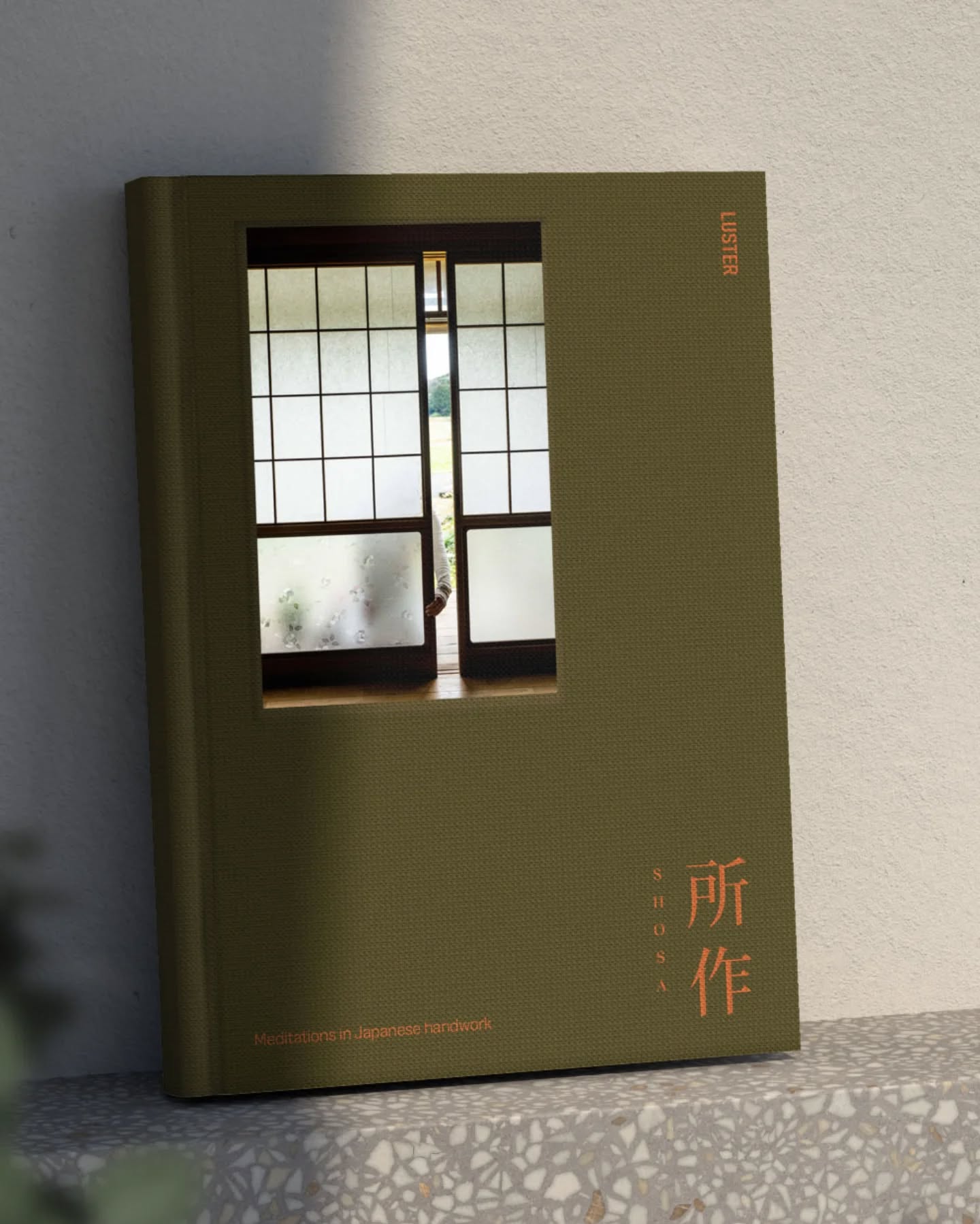 Shosa, een Japans concept dat de elegantie van doelbewuste bewegingen in het alledaagse leven weergeeft. 🌸
Fotograaf Rob Walbers en journalist Ringo Gomez nemen samen dit concept onder handen in hun boek 'Shosa - Meditations in Japanese Handwork'. 📚 In dit werk nemen ze je mee in de repititieve en doelbewuste bewegingen binnen allerlei prachtige vormen van het Japanse vakmanschap. 🪡 Al snel zal blijken dat shosa niet zo gemakkelijk te beschrijven is.
Mis dus zeker niet je kans om mee te gaan op deze reis! 🌸 'Shosa - Meditations in Japanese Handwork' komt deze maand uit!
~~
Shosa, a Japanese concept reflecting the elegance of intentional movement in everyday life. 🌸
Photographer Rob Walbers and journalist Ringo Gomez together take on this concept in their book 'Shosa - Meditations in Japanese Handwork'. 📚 In this work, they take you through the repititive and intentional movements within all kinds of beautiful forms of Japanese craftsmanship. 🪡 It will soon become clear that shosa is not so easy to describe.
Definitely don't miss your chance to join us on this journey! 🌸 'Shosa - Meditations in Japanese Handwork' will be published this month.